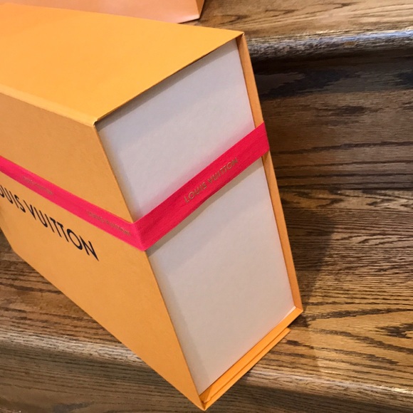Louis Vuitton Box. Holiday ribbon & shopping bag - Picture 4 of 6